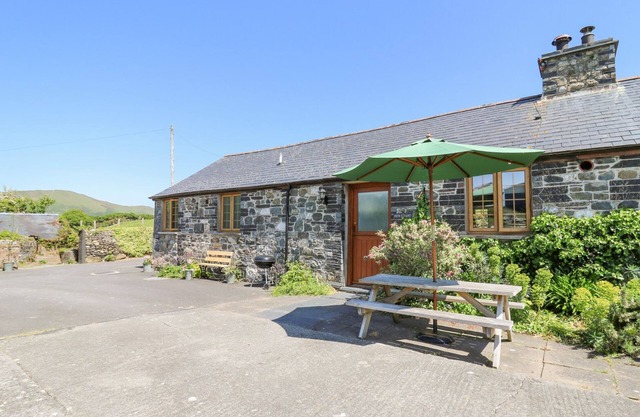 BODNANT, family friendly, character holiday cottage in Tywyn