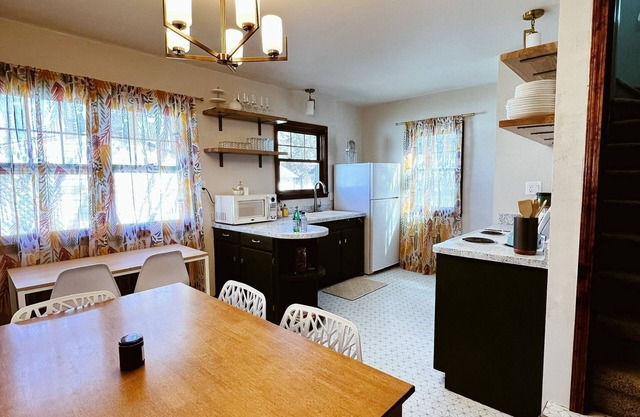 Bohemian Bungalow: Live like a Local, Pets Welcome