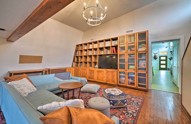 Bohemian Home w/ Screened Porch, 3 Mi to Lake!