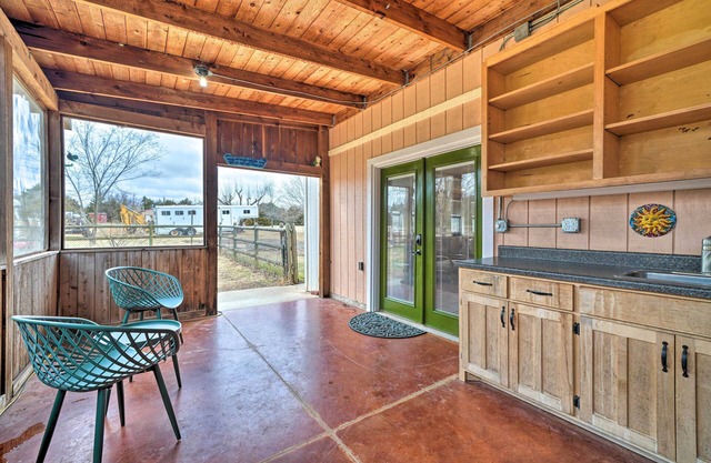 Bohemian Home w/ Screened Porch, 3 Mi to Lake!