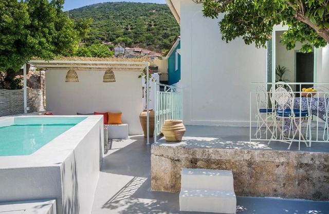 Bohemian Nest - Cheerful 2-Bedroom Villa with pool