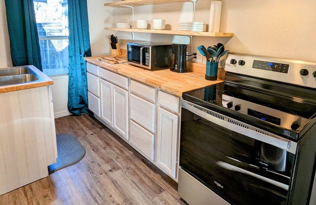 Boho Broken Arrow- Side apartment with a free spirited asthetic.