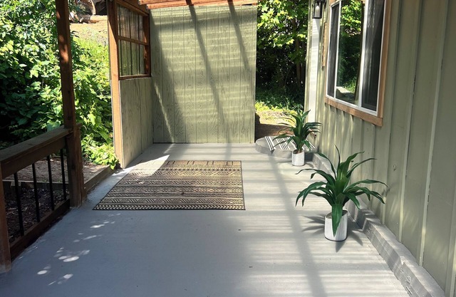 Boho Bungalow Near Amenities