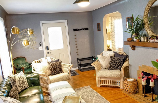 Boho Bungalow: very cozy home in great neighborhood w/ quick access to anywhere