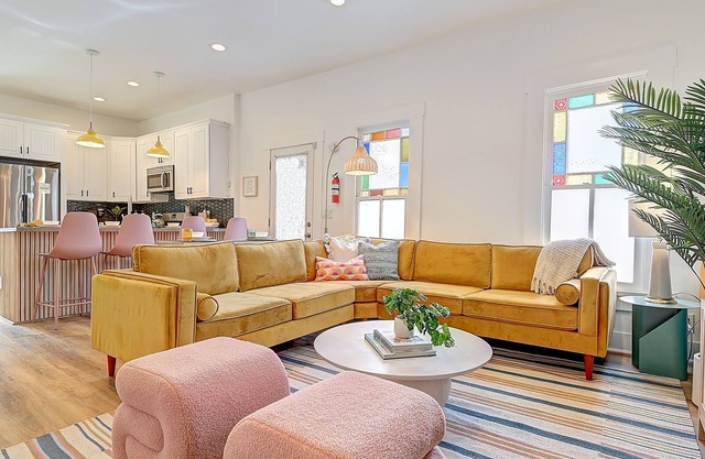 New Downtown Retreat: Hot tub, Fire pit, BBQ, Near Zoo & Convention Center