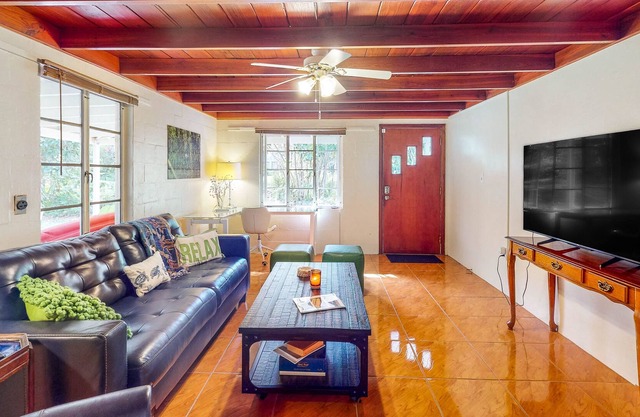 Boho-chic cottage with direct lake access, amazing views - dog-friendly