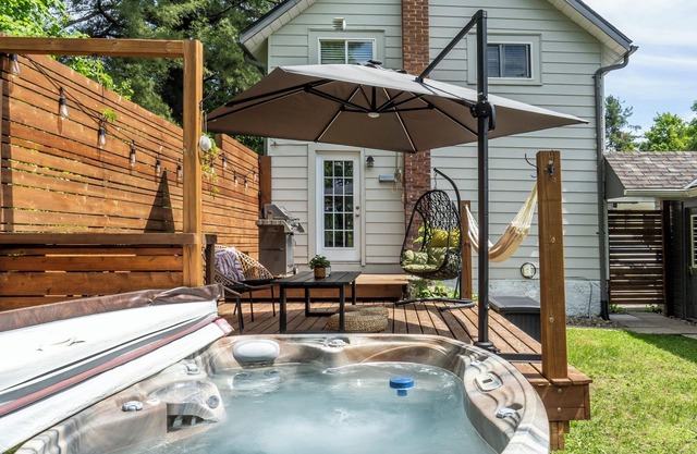 Boho Cozy Home by the Muskoka River, 5 mins. to downtown Bracebridge