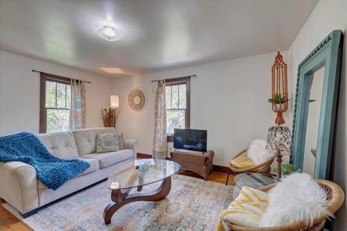 Boho Garden Bungalow Near IU, Downtown, EV Level 2 Station