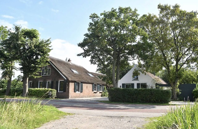 Farmhouse Sauna, Jacuzzi, BBQ Grill & Garden, sleeps 24