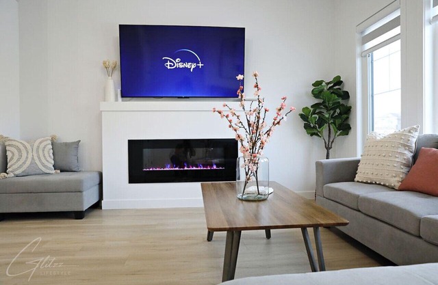 BoHo Modern Retreat w/King|Fireplace|Disney+