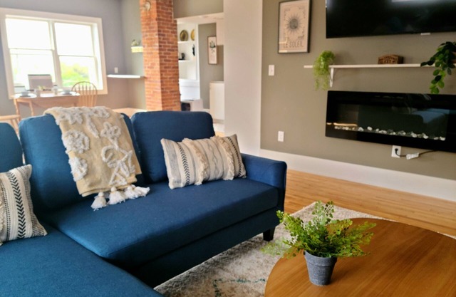 BoHo on Main // Stylish in the Heartland, 1 bedroom King in Downtown