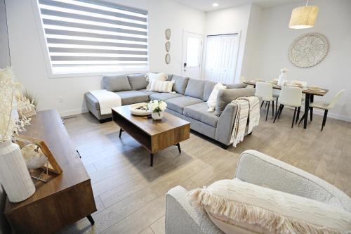BoHo Retreat with King Beds, Golf, Disney+, Near WEM