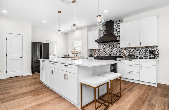 Bold Bright 4BR 3 5full Baths Near Riverwalk Dtown