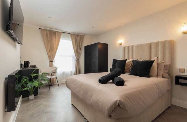 Bold St | Top Floor Retreat | Vanity & Essentials