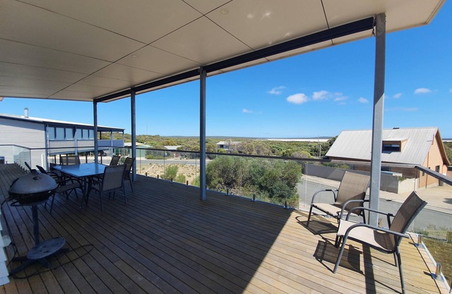 Bombora - Modern House with Sea views right next to Penguin Point Reserve