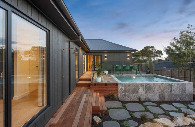 "Bombora View" Shoreham Beach House - Heated Pool, Walk to Beaches and Wineries