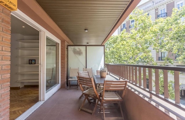 Bonanova apt. con terraza, estilo clásico. Amplio