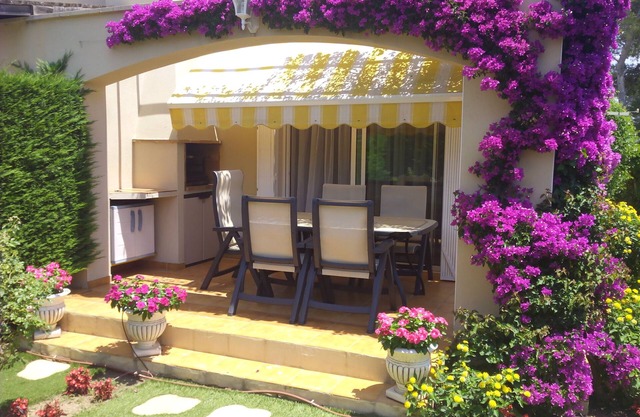 BONITA CASA CON PRECIOSO JARDÍN, BBQ, PISCINA SEGURA PARA NIÑOS CON WIFI.