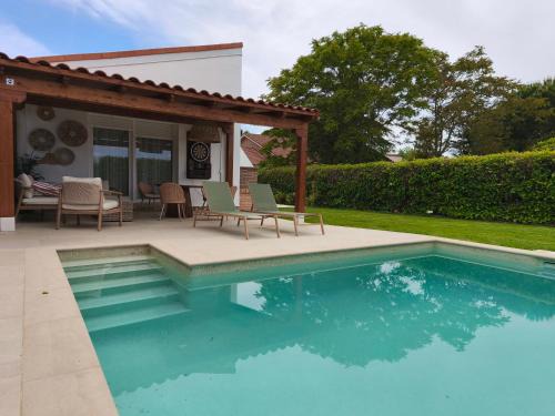 Bonita casa con jardín y piscina