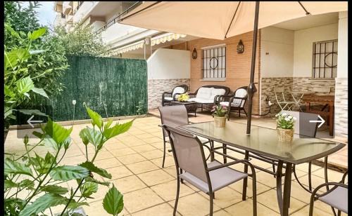 Bonito apartamento con jardín, piscina y aparcamiento gratuito