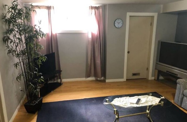 Bonnie Doon Hideway-steps from Whyte Av& shopping