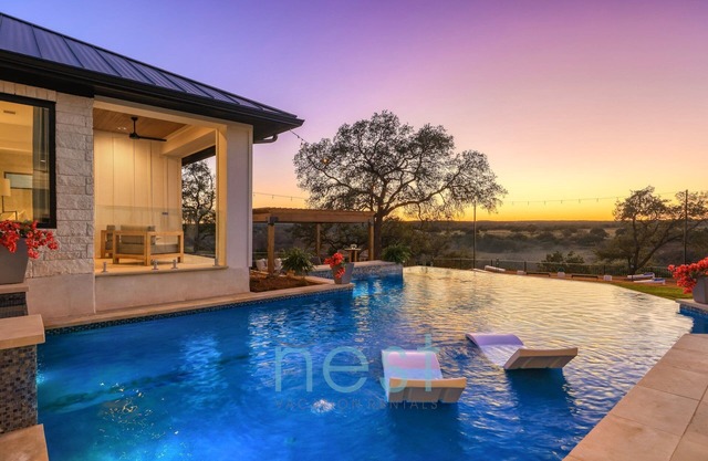 ***NEW*** INFINITY POOL | HOT TUB | Views | Pool Table | Fire Pit | 16 Queen Beds