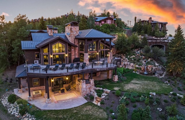 Chalet de ultra lujo en complejo con acceso directo a las pistas de esquí con sala de juegos, bar y bañera de hidromasaje de gran tamaño