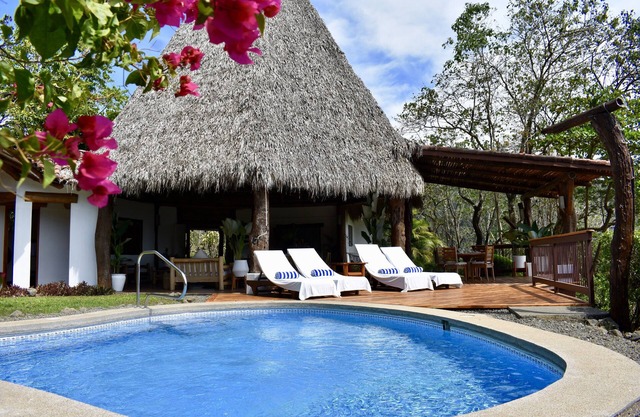BOOK NOW and save-Tropical BeachVilla w Priv Pool