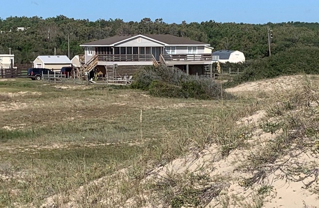 Book NOW! Dog friendly, partial Ocean View, 4x4 Area, Cozy Beach cottage .