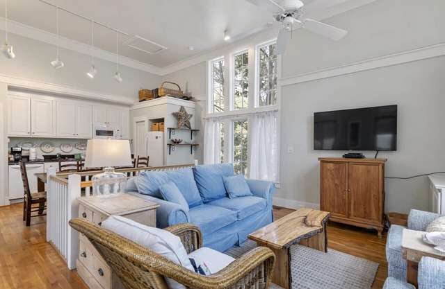 Book Now for Fall Getaways! Cozy Seaside Cottage Duplex! 2 Adult Bikes! Walkable to the Beach!
