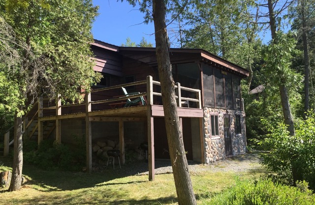 Reserve ahora para el verano! Cabaña frente al lago Adirondack con terraza, muelle y excelentes vistas