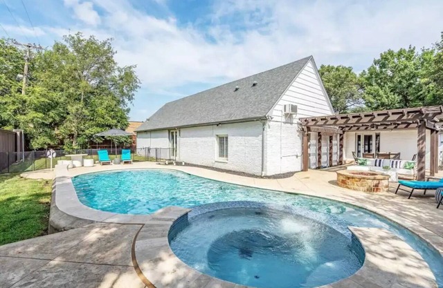 Book NOW - Spacious Villa, Heated Pool & Backyard Garden Oasis!