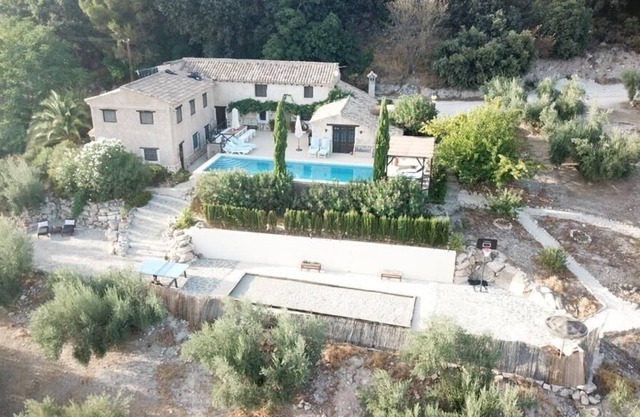 Hermosa villa en medio de los olivares!