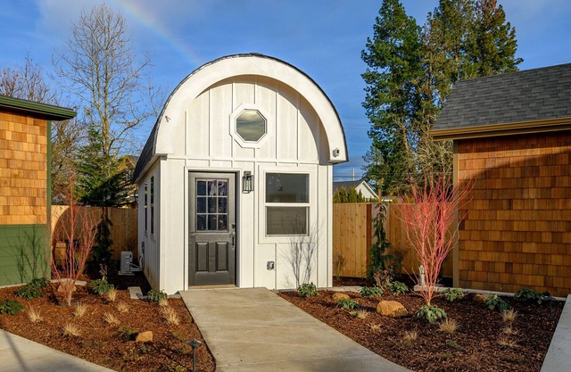 Book the Farmhouse at The Boutique Retreat in historic downtown McMinnville.