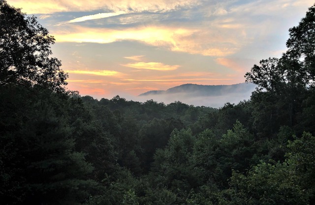 Book for Fall Now! Firepit, Hot Tub, Views, Game Room, 3 King Beds & Paved Roads