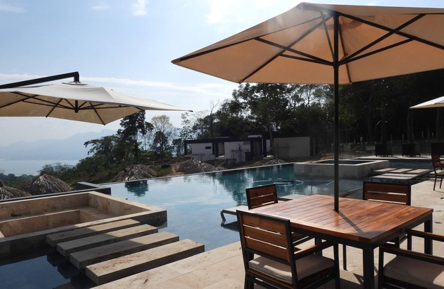 Reserva tu descanso frente al agua en Topowa Club House