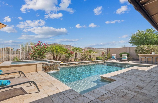 ¡CASA DE ESTILO DE RESORTE EJECUTIVO UPSCALE! PISCINA CLIMATIZADA, SPA, MONTAÑA Y VISTAS AL GOLF !!
