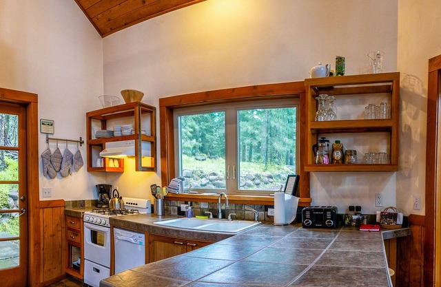 BookStayHop - #1C Pilot Rock ~ Green Springs Cabins ~ Jacuzzi Tub ~ Kitchen ~ Do