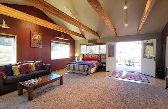 BookStayHop - Crescent Moon Studio ~With Outdoor Space and Mountain Views!