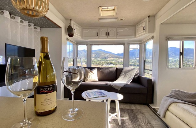 BookStayHop - Glamping Compound at Paschal Winery ~ Hot Tubs ~Mountain Views!