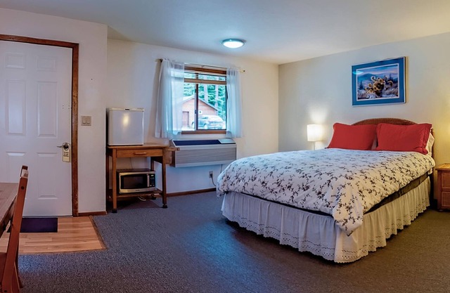 BookStayHop - Green Springs Inn Compound ~ Sleeps 8 ~Jacuzzi