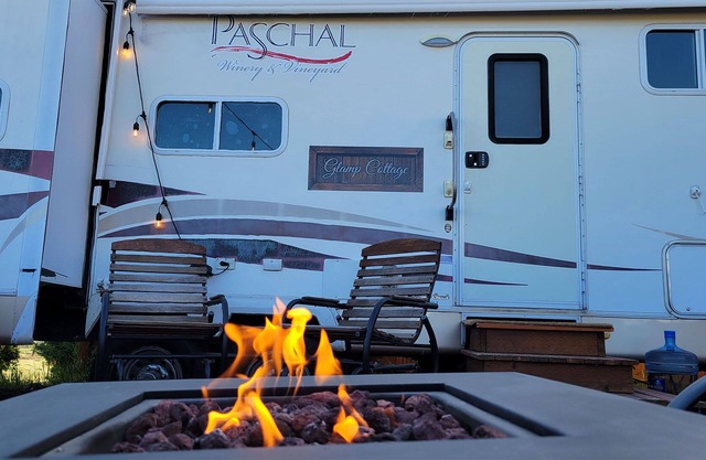 BookStayHop - Paschal Winery Glamp Cottage ~Hot Tub~Mountain Views!
