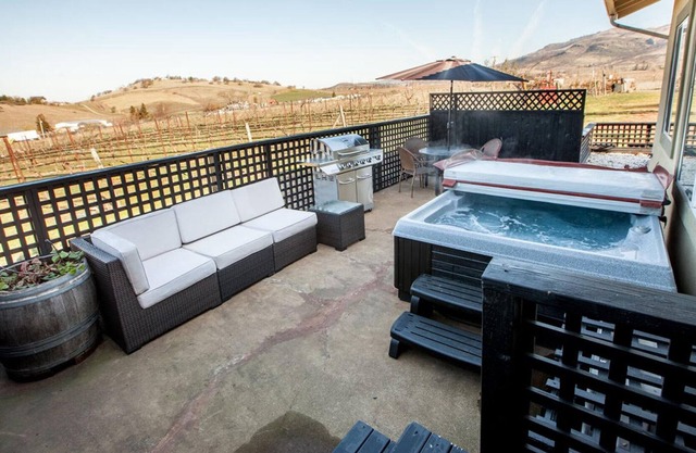 BookStayHop - Paschal Winery Dream Cottages ~ Hot Tubs with Mountain Views!