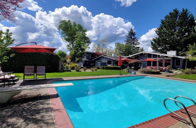 BookStayHop - The Scoville House- Pool, Gym, Gorgeous Outdoor Space!