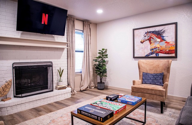 Boomer Base – Cozy Stay with King Bed Near OU