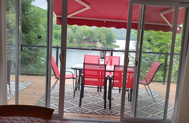 Bord de L'eau Lac Gagnon. Sports Nautiques, Pêche et Randonnée Dans le Parc