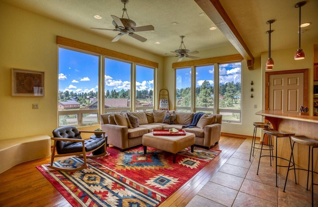 New Rental! Borders National Forest for great hikes, Wonderful Views, Luxury