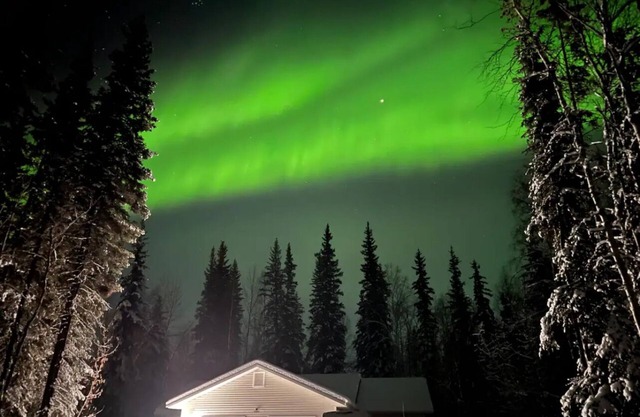 Borealis Abode: Abundant Amenities; Private Hot Tub, Pool Table, and King Bed