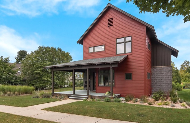 Borealis Haus Modern Downtown 3BR | Grill | Patio