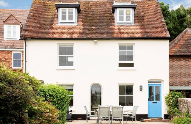 Bosham Getaway in Relaxed Seafront Luxury